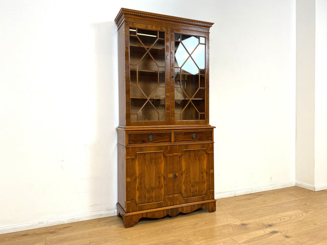 WMK # Elegante und sehr gut erhaltene Vintage Vitrine im englischen Stil mit Schubladen & Sprossen Glastüren # Büchervitrine Bücherschrank Bücherregal Regal Kommode Highboard Schrank Stilmöbel Berlin