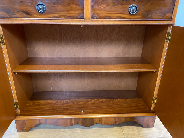 WMK # Elegante und sehr gut erhaltene Vintage Vitrine im englischen Stil mit Schubladen & Sprossen Glastüren # Büchervitrine Bücherschrank Bücherregal Regal Kommode Highboard Schrank Stilmöbel Berlin