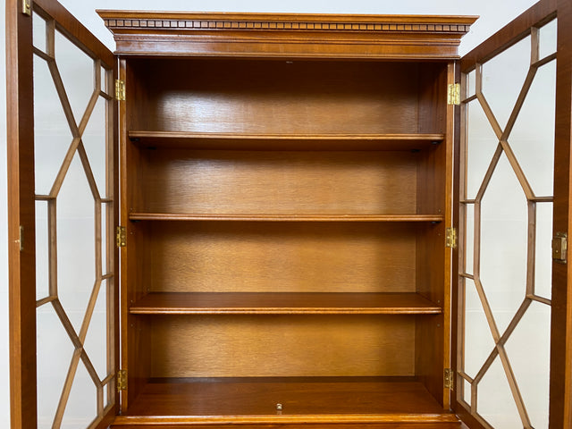 WMK # Elegante und sehr gut erhaltene Vintage Vitrine im englischen Stil mit Schubladen & Sprossen Glastüren # Büchervitrine Bücherschrank Bücherregal Regal Kommode Highboard Schrank Stilmöbel Berlin