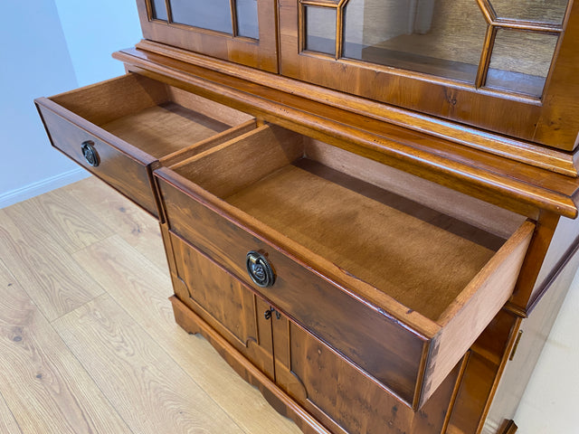 WMK # Elegante und sehr gut erhaltene Vintage Vitrine im englischen Stil mit Schubladen & Sprossen Glastüren # Büchervitrine Bücherschrank Bücherregal Regal Kommode Highboard Schrank Stilmöbel Berlin