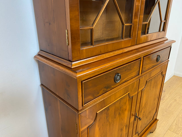 WMK # Elegante und sehr gut erhaltene Vintage Vitrine im englischen Stil mit Schubladen & Sprossen Glastüren # Büchervitrine Bücherschrank Bücherregal Regal Kommode Highboard Schrank Stilmöbel Berlin