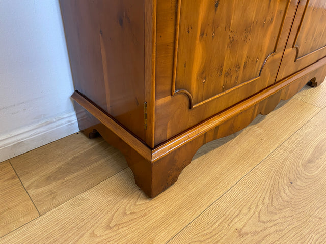 WMK # Elegante und sehr gut erhaltene Vintage Vitrine im englischen Stil mit Schubladen & Sprossen Glastüren # Büchervitrine Bücherschrank Bücherregal Regal Kommode Highboard Schrank Stilmöbel Berlin