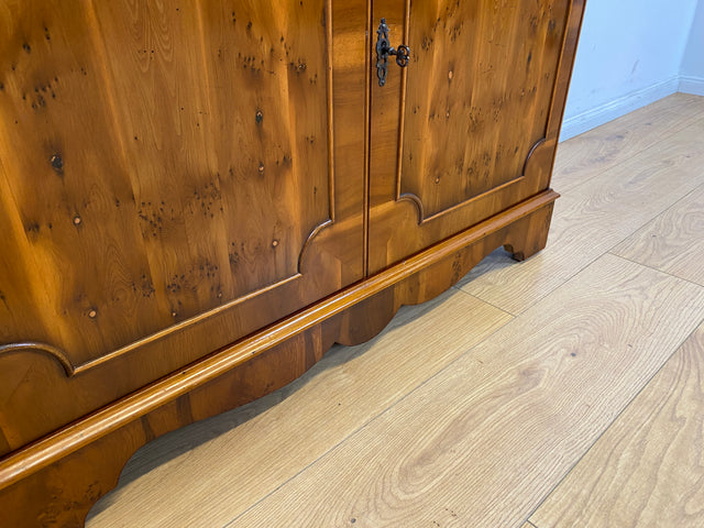 WMK # Elegante und sehr gut erhaltene Vintage Vitrine im englischen Stil mit Schubladen & Sprossen Glastüren # Büchervitrine Bücherschrank Bücherregal Regal Kommode Highboard Schrank Stilmöbel Berlin