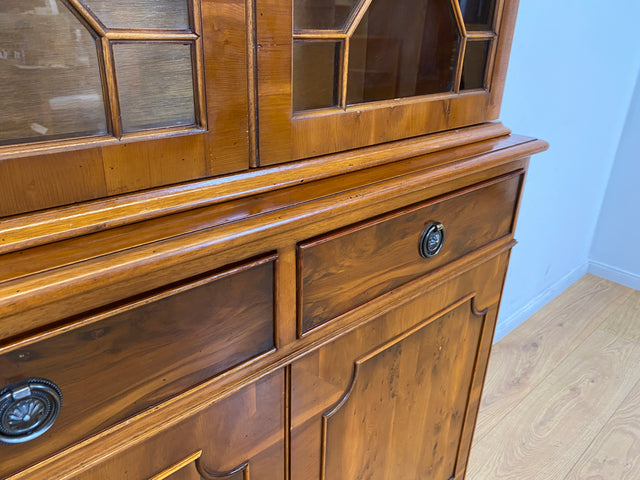 WMK # Elegante und sehr gut erhaltene Vintage Vitrine im englischen Stil mit Schubladen & Sprossen Glastüren # Büchervitrine Bücherschrank Bücherregal Regal Kommode Highboard Schrank Stilmöbel Berlin