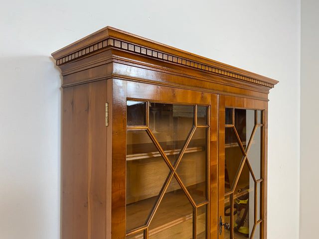 WMK # Elegante und sehr gut erhaltene Vintage Vitrine im englischen Stil mit Schubladen & Sprossen Glastüren # Büchervitrine Bücherschrank Bücherregal Regal Kommode Highboard Schrank Stilmöbel Berlin
