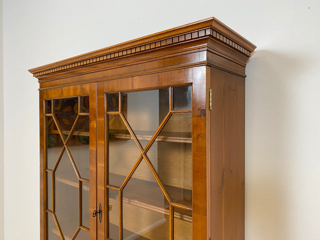 WMK # Elegante und sehr gut erhaltene Vintage Vitrine im englischen Stil mit Schubladen & Sprossen Glastüren # Büchervitrine Bücherschrank Bücherregal Regal Kommode Highboard Schrank Stilmöbel Berlin