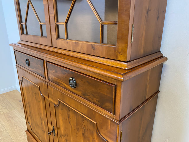 WMK # Elegante und sehr gut erhaltene Vintage Vitrine im englischen Stil mit Schubladen & Sprossen Glastüren # Büchervitrine Bücherschrank Bücherregal Regal Kommode Highboard Schrank Stilmöbel Berlin