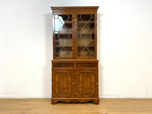 WMK # Elegante und sehr gut erhaltene Vintage Vitrine im englischen Stil mit Schubladen & Sprossen Glastüren # Büchervitrine Bücherschrank Bücherregal Regal Kommode Highboard Schrank Stilmöbel Berlin