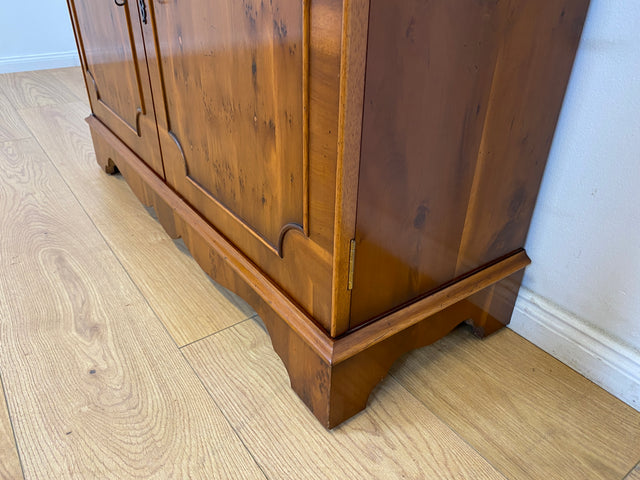 WMK # Elegante und sehr gut erhaltene Vintage Vitrine im englischen Stil mit Schubladen & Sprossen Glastüren # Büchervitrine Bücherschrank Bücherregal Regal Kommode Highboard Schrank Stilmöbel Berlin