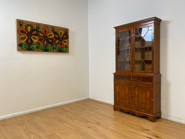 WMK # Elegante und sehr gut erhaltene Vintage Vitrine im englischen Stil mit Schubladen & Sprossen Glastüren # Büchervitrine Bücherschrank Bücherregal Regal Kommode Highboard Schrank Stilmöbel Berlin