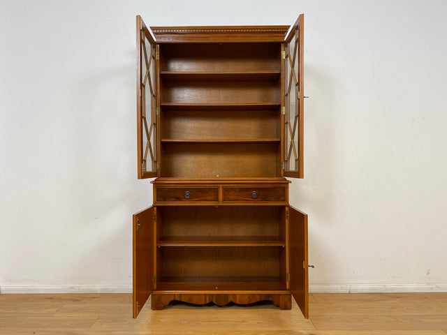 WMK # Elegante und sehr gut erhaltene Vintage Vitrine im englischen Stil mit Schubladen & Sprossen Glastüren # Büchervitrine Bücherschrank Bücherregal Regal Kommode Highboard Schrank Stilmöbel Berlin