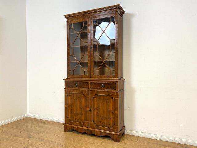 WMK # Elegante und sehr gut erhaltene Vintage Vitrine im englischen Stil mit Schubladen & Sprossen Glastüren # Büchervitrine Bücherschrank Bücherregal Regal Kommode Highboard Schrank Stilmöbel Berlin