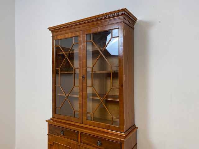 WMK # Elegante und sehr gut erhaltene Vintage Vitrine im englischen Stil mit Schubladen & Sprossen Glastüren # Büchervitrine Bücherschrank Bücherregal Regal Kommode Highboard Schrank Stilmöbel Berlin