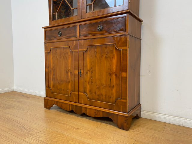 WMK # Elegante und sehr gut erhaltene Vintage Vitrine im englischen Stil mit Schubladen & Sprossen Glastüren # Büchervitrine Bücherschrank Bücherregal Regal Kommode Highboard Schrank Stilmöbel Berlin