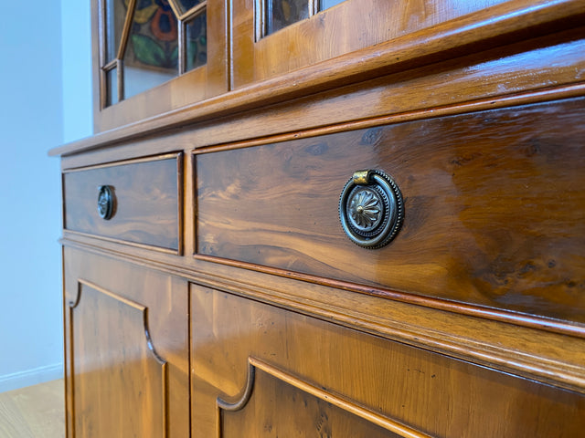 WMK # Elegante und sehr gut erhaltene Vintage Vitrine im englischen Stil mit Schubladen & Sprossen Glastüren # Büchervitrine Bücherschrank Bücherregal Regal Kommode Highboard Schrank Stilmöbel Berlin