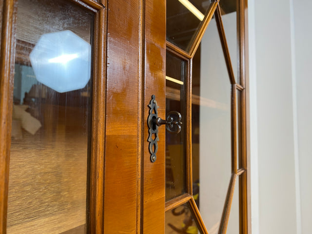 WMK # Elegante und sehr gut erhaltene Vintage Vitrine im englischen Stil mit Schubladen & Sprossen Glastüren # Büchervitrine Bücherschrank Bücherregal Regal Kommode Highboard Schrank Stilmöbel Berlin