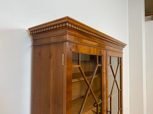 WMK # Elegante und sehr gut erhaltene Vintage Vitrine im englischen Stil mit Schubladen & Sprossen Glastüren # Büchervitrine Bücherschrank Bücherregal Regal Kommode Highboard Schrank Stilmöbel Berlin