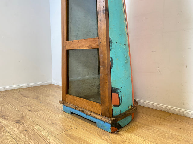 Boatwood by WMK I Einzigartige Vitrine handgefertigt aus altem Fischerboot I Glasvitrine Büchervitrine Bücherschrank Regal Geschirrschrank Küchenschrank Eckschrank Eckvitrine Einbaum Bootsmöbel Boot