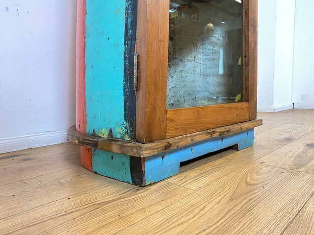 Boatwood by WMK I Einzigartige Vitrine handgefertigt aus altem Fischerboot I Glasvitrine Büchervitrine Bücherschrank Regal Geschirrschrank Küchenschrank Eckschrank Eckvitrine Einbaum Bootsmöbel Boot