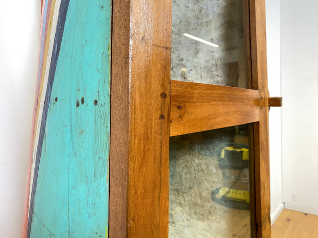 Boatwood by WMK I Einzigartige Vitrine handgefertigt aus altem Fischerboot I Glasvitrine Büchervitrine Bücherschrank Regal Geschirrschrank Küchenschrank Eckschrank Eckvitrine Einbaum Bootsmöbel Boot