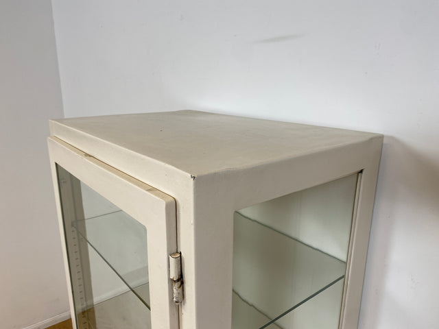 WMK # Sehr schöner & minimalistischer 40er Jahre Medizinschrank aus Eisen & Glas # weißer Apothekerschrank Vitrine Arztschrank Glasvitrine Arztvitrine Highboard Spind Industrial Design Display Vintage