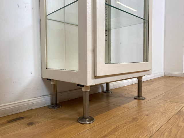 WMK # Sehr schöner & minimalistischer 40er Jahre Medizinschrank aus Eisen & Glas # weißer Apothekerschrank Vitrine Arztschrank Glasvitrine Arztvitrine Highboard Spind Industrial Design Display Vintage
