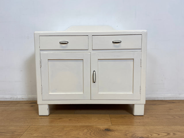 WMK I Formschöne weiße 1930er Jahre Art Deco Kommode aus vollem Holz mit Schubladen & hübschen Originalgriffen I Schrank Anrichte Sideboard Wickelkommode Wäschekommode Jugendstil Antik Vintage Berlin