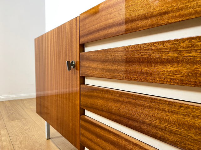 WMK I Seltenes weißes Sideboard Modell 800 von VEB Hellerau aus 1969 mit Schubladen & Metallfüßen I Kommode Schrank Lowboard TV Bank Fernseh Schuh Wäsche Schubladen DDR 70er Vintage Berlin Bochum Köln