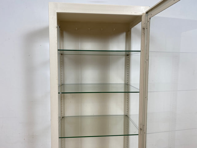 WMK # Sehr schöner & minimalistischer 40er Jahre Medizinschrank aus Eisen & Glas # weißer Apothekerschrank Vitrine Arztschrank Glasvitrine Arztvitrine Highboard Spind Industrial Design Display Vintage