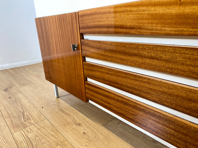 WMK I Seltenes weißes Sideboard Modell 800 von VEB Hellerau aus 1969 mit Schubladen & Metallfüßen I Kommode Schrank Lowboard TV Bank Fernseh Schuh Wäsche Schubladen DDR 70er Vintage Berlin Bochum Köln