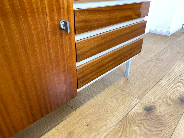 WMK I Seltenes weißes Sideboard Modell 800 von VEB Hellerau aus 1969 mit Schubladen & Metallfüßen I Kommode Schrank Lowboard TV Bank Fernseh Schuh Wäsche Schubladen DDR 70er Vintage Berlin Bochum Köln