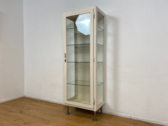 WMK # Sehr schöner & minimalistischer 40er Jahre Medizinschrank aus Eisen & Glas # weißer Apothekerschrank Vitrine Arztschrank Glasvitrine Arztvitrine Highboard Spind Industrial Design Display Vintage