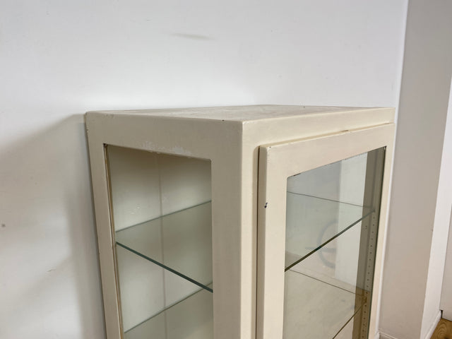 WMK # Sehr schöner & minimalistischer 40er Jahre Medizinschrank aus Eisen & Glas # weißer Apothekerschrank Vitrine Arztschrank Glasvitrine Arztvitrine Highboard Spind Industrial Design Display Vintage