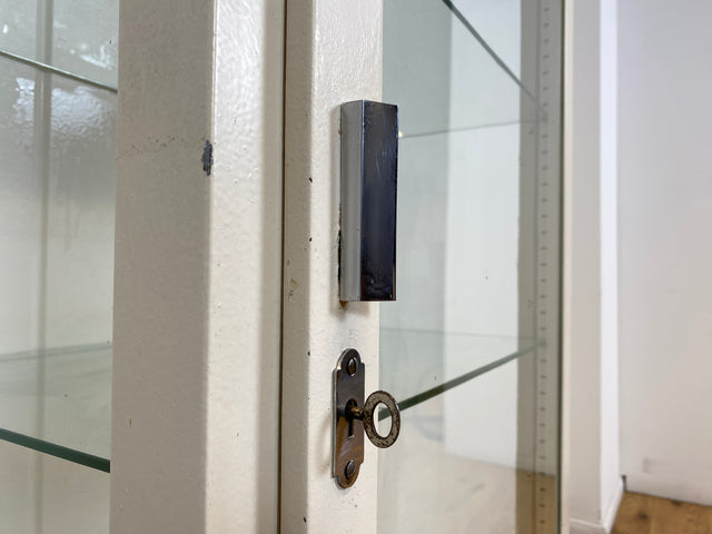 WMK # Sehr schöner & minimalistischer 40er Jahre Medizinschrank aus Eisen & Glas # weißer Apothekerschrank Vitrine Arztschrank Glasvitrine Arztvitrine Highboard Spind Industrial Design Display Vintage