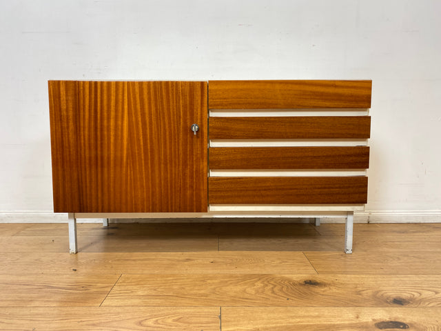 WMK I Seltenes weißes Sideboard Modell 800 von VEB Hellerau aus 1969 mit Schubladen & Metallfüßen I Kommode Schrank Lowboard TV Bank Fernseh Schuh Wäsche Schubladen DDR 70er Vintage Berlin Bochum Köln