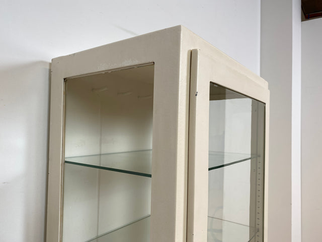 WMK # Sehr schöner & minimalistischer 40er Jahre Medizinschrank aus Eisen & Glas # weißer Apothekerschrank Vitrine Arztschrank Glasvitrine Arztvitrine Highboard Spind Industrial Design Display Vintage