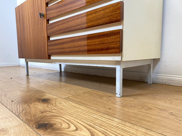 WMK I Seltenes weißes Sideboard Modell 800 von VEB Hellerau aus 1969 mit Schubladen & Metallfüßen I Kommode Schrank Lowboard TV Bank Fernseh Schuh Wäsche Schubladen DDR 70er Vintage Berlin Bochum Köln