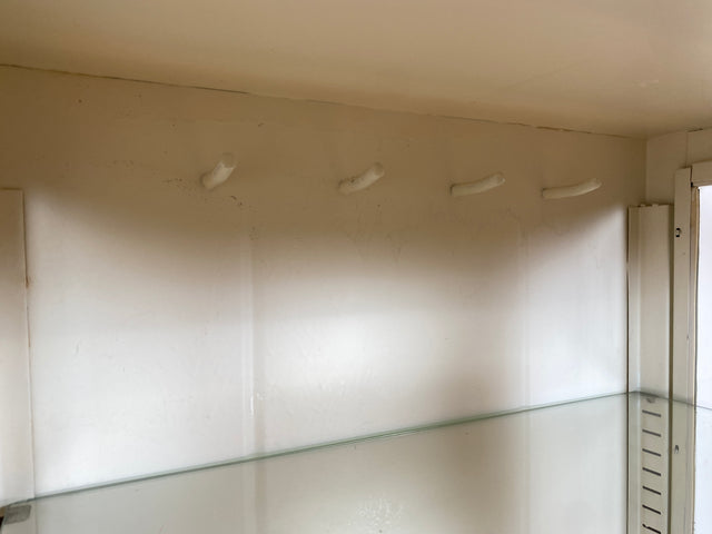 WMK # Sehr schöner & minimalistischer 40er Jahre Medizinschrank aus Eisen & Glas # weißer Apothekerschrank Vitrine Arztschrank Glasvitrine Arztvitrine Highboard Spind Industrial Design Display Vintage