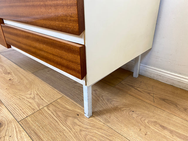 WMK I Seltenes weißes Sideboard Modell 800 von VEB Hellerau aus 1969 mit Schubladen & Metallfüßen I Kommode Schrank Lowboard TV Bank Fernseh Schuh Wäsche Schubladen DDR 70er Vintage Berlin Bochum Köln