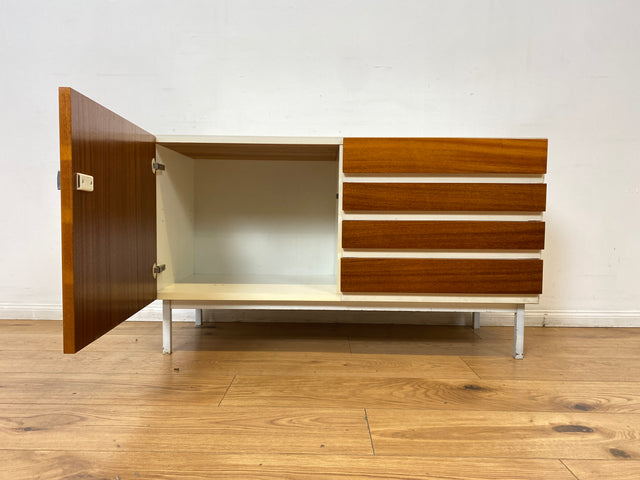 WMK I Seltenes weißes Sideboard Modell 800 von VEB Hellerau aus 1969 mit Schubladen & Metallfüßen I Kommode Schrank Lowboard TV Bank Fernseh Schuh Wäsche Schubladen DDR 70er Vintage Berlin Bochum Köln
