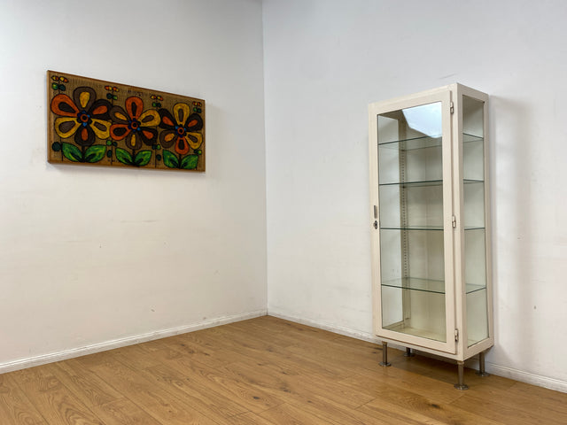 WMK # Sehr schöner & minimalistischer 40er Jahre Medizinschrank aus Eisen & Glas # weißer Apothekerschrank Vitrine Arztschrank Glasvitrine Arztvitrine Highboard Spind Industrial Design Display Vintage