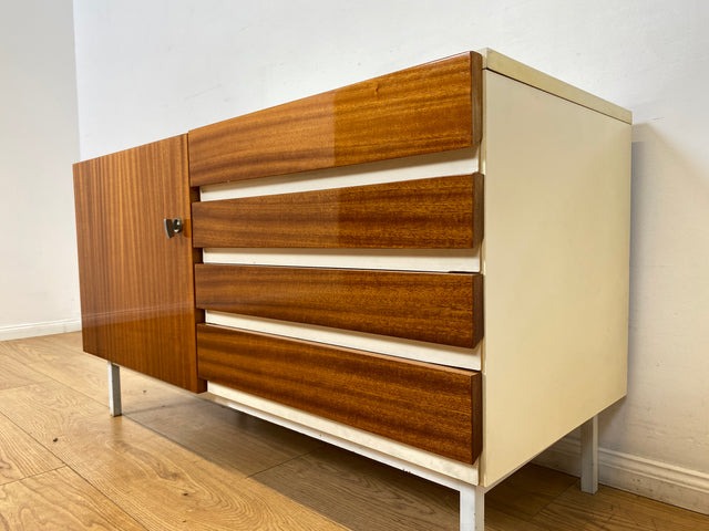 WMK I Seltenes weißes Sideboard Modell 800 von VEB Hellerau aus 1969 mit Schubladen & Metallfüßen I Kommode Schrank Lowboard TV Bank Fernseh Schuh Wäsche Schubladen DDR 70er Vintage Berlin Bochum Köln