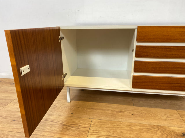 WMK I Seltenes weißes Sideboard Modell 800 von VEB Hellerau aus 1969 mit Schubladen & Metallfüßen I Kommode Schrank Lowboard TV Bank Fernseh Schuh Wäsche Schubladen DDR 70er Vintage Berlin Bochum Köln
