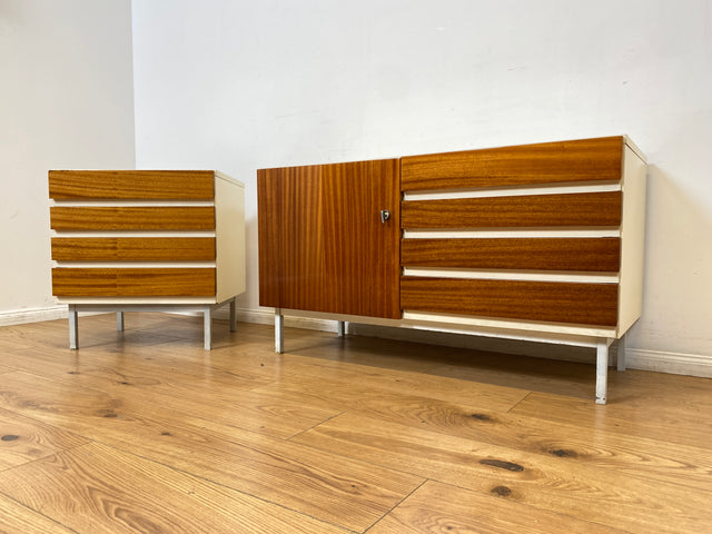 WMK I Seltenes weißes Sideboard Modell 800 von VEB Hellerau aus 1969 mit Schubladen & Metallfüßen I Kommode Schrank Lowboard TV Bank Fernseh Schuh Wäsche Schubladen DDR 70er Vintage Berlin Bochum Köln