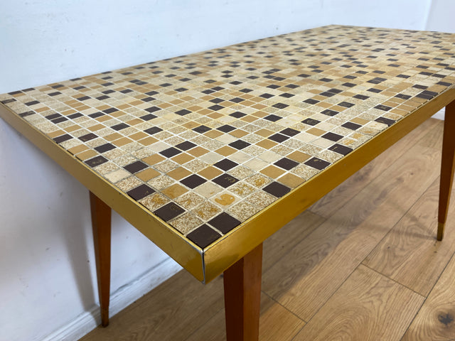 WMK I Besonders schöner hoher Mid-Century Couchtisch mit Mosaik Fliesen und konischen Füßen
