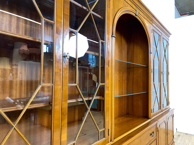 WMK I Imposanter & hochwertiger 1980er Wohnzimmerschrank im englischen Regency Stil mit Vitrine