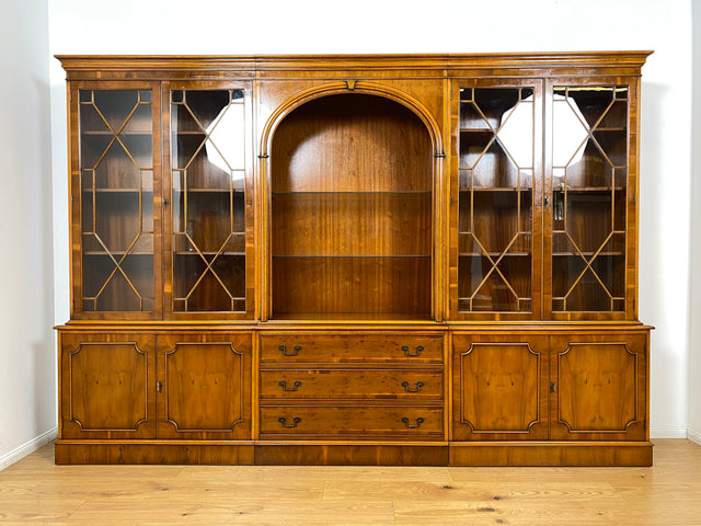 WMK I Imposanter & hochwertiger 1980er Wohnzimmerschrank im englischen Regency Stil mit Vitrine