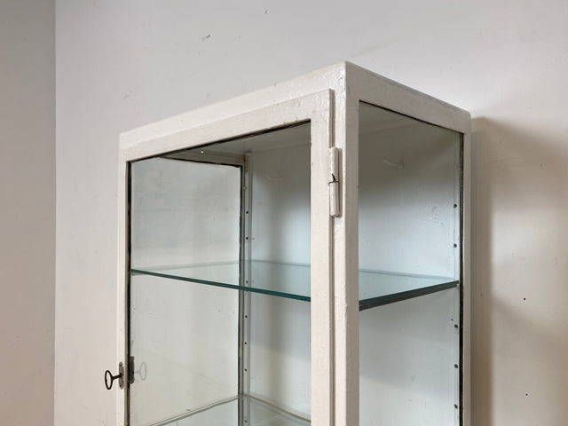 Seltener weißer 40er Jahre Medizinschrank aus Eisen I Vitrine Glasvitrine Apotheker Arzt Schrank Spind Highboard Display Industrial Design Metall Vintage Mid-Century I