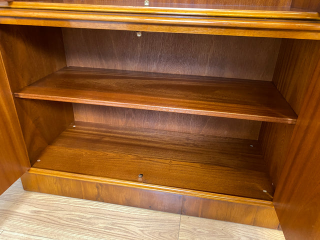 WMK I Imposanter & hochwertiger 1980er Wohnzimmerschrank im englischen Regency Stil mit Vitrine