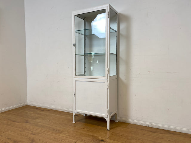 Seltener weißer 40er Jahre Medizinschrank aus Eisen I Vitrine Glasvitrine Apotheker Arzt Schrank Spind Highboard Display Industrial Design Metall Vintage Mid-Century I